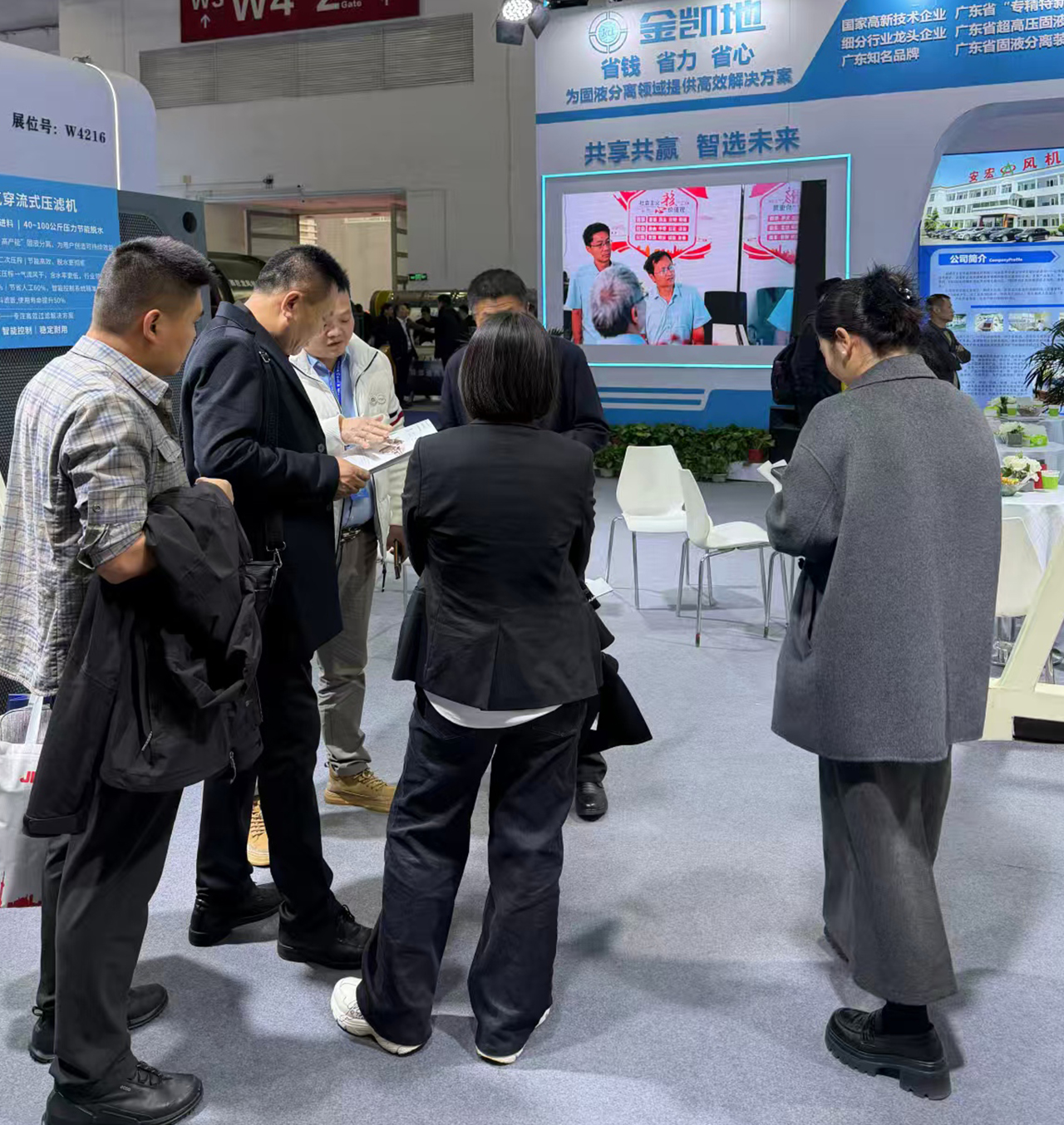 展會(huì)現(xiàn)場(chǎng)龐經(jīng)理與客戶(hù)合影 展會(huì)現(xiàn)場(chǎng)龐經(jīng)理與客戶(hù)合影