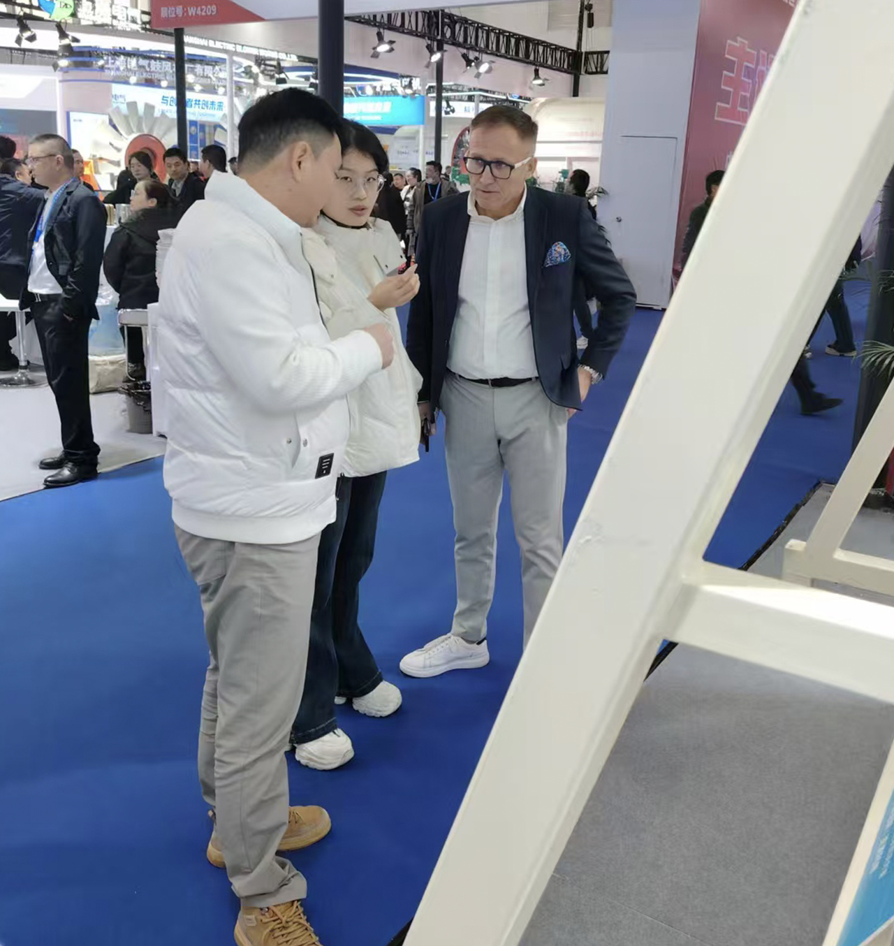 展會(huì)現(xiàn)場(chǎng)龐經(jīng)理與客戶(hù)交流 展會(huì)現(xiàn)場(chǎng)龐經(jīng)理與客戶(hù)交流